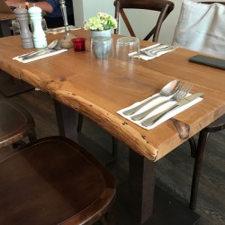 Tischplatte-Eiche-rustikal-Vollholz-verleimt-mit-beidseitiger-Baumkante-natur-geölt